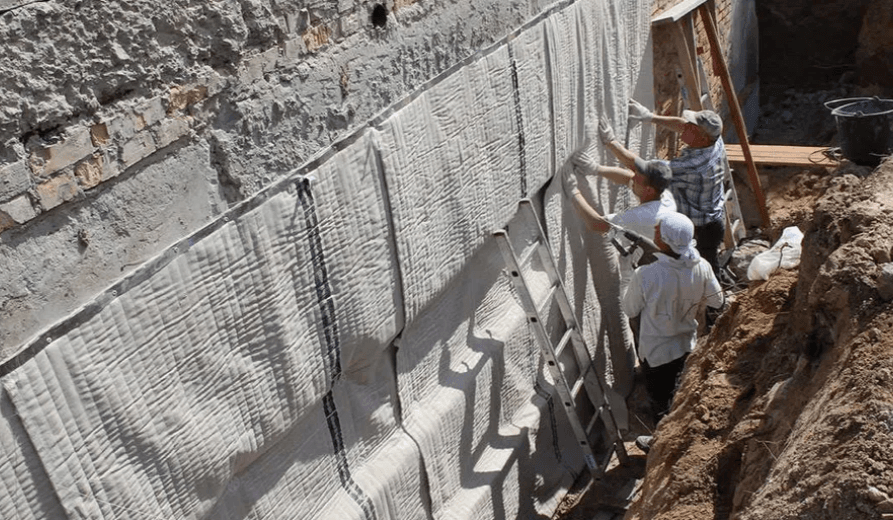 Гидроизоляция фундамента частного дома: какие методы работают и как выбрать правильный