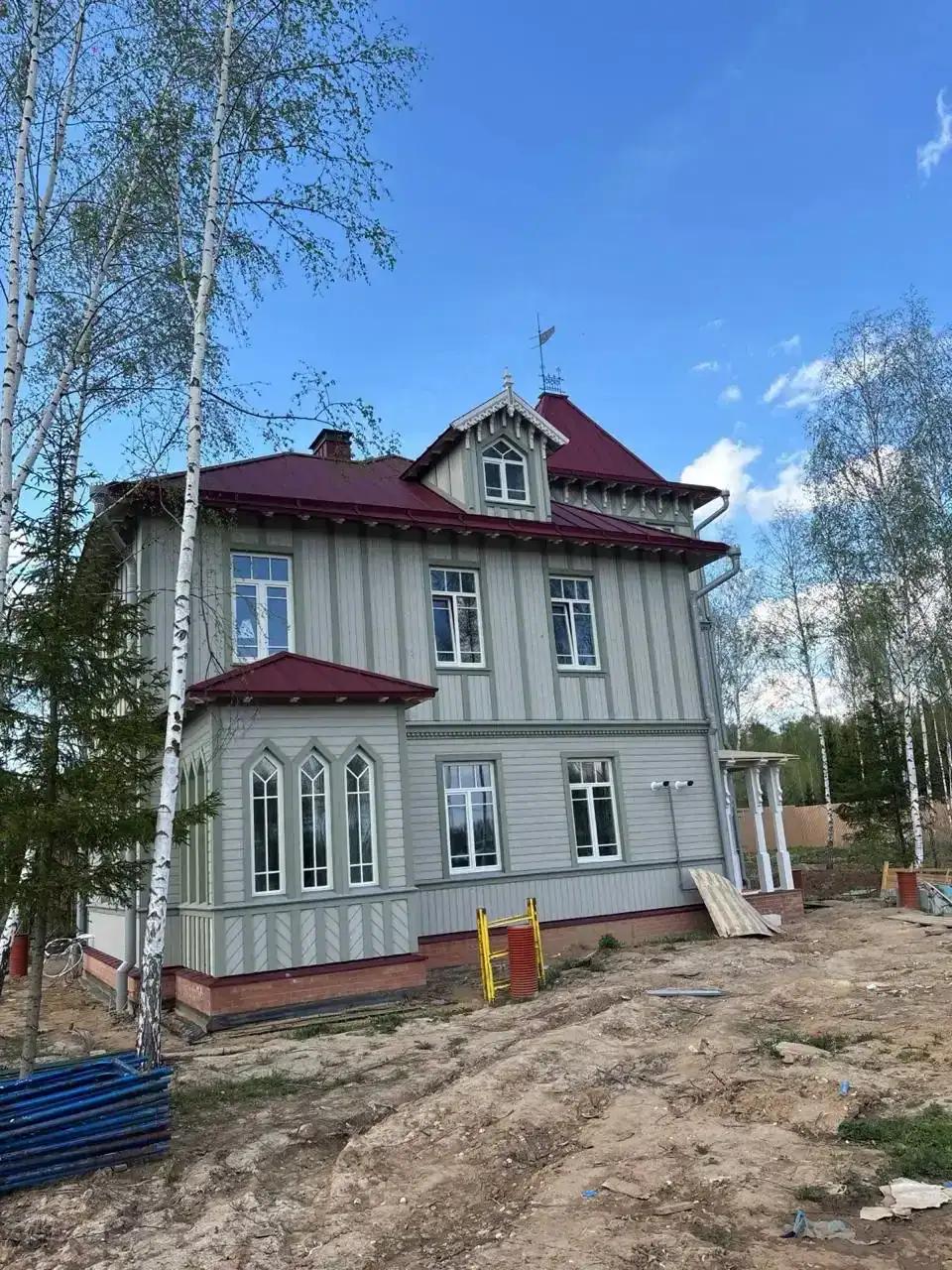 Фасад частного дома в процессе реконструкции