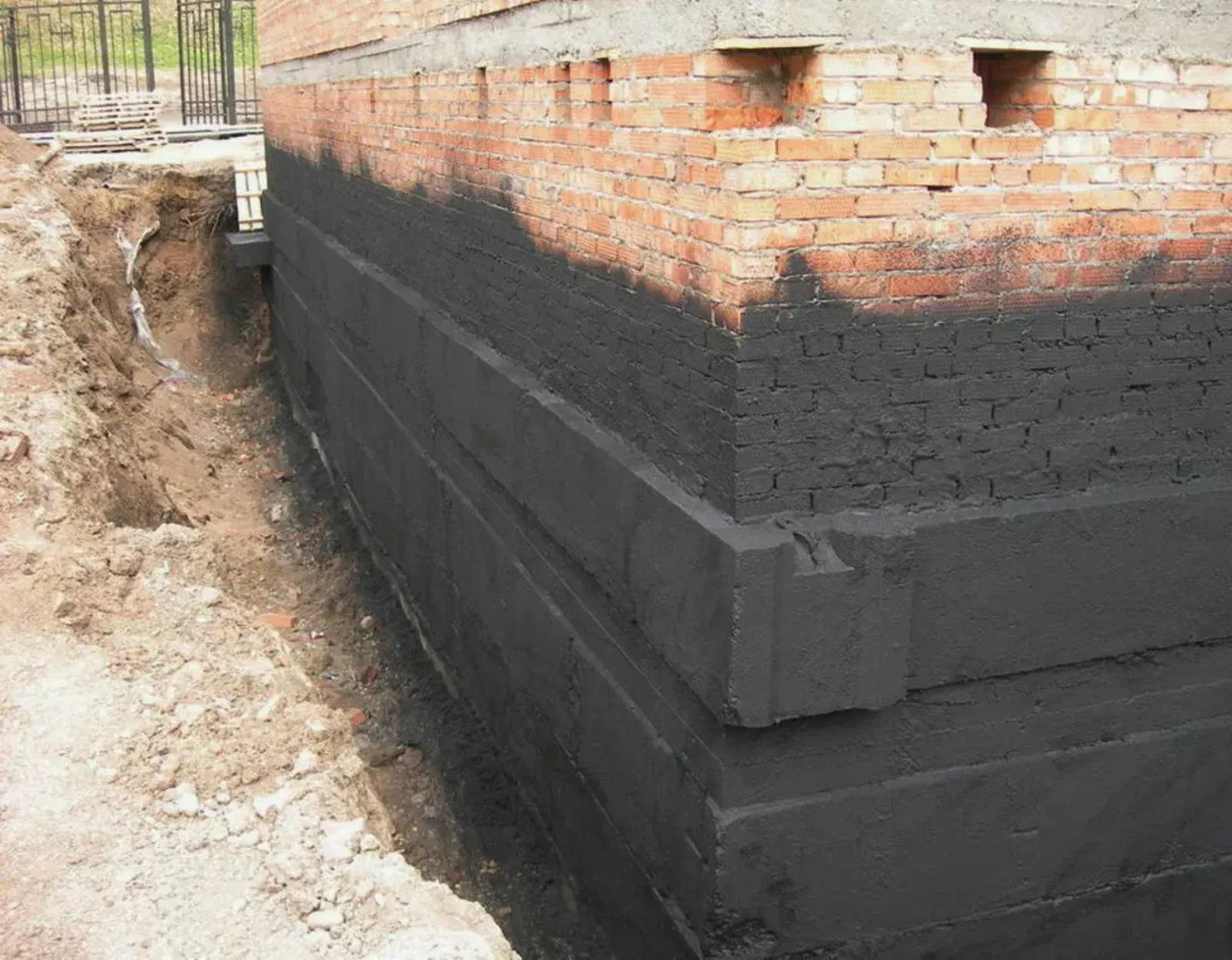 Обмазочная гидроизоляция фундамента после ремонта